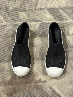 Native Jefferson Kids Shoes Black Slip-on Waterproof White Toe Water Girls J3